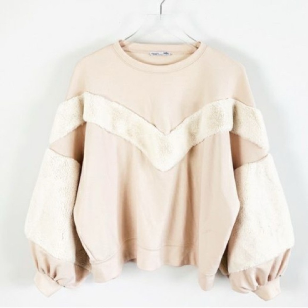 Zara Oversized sweater with faux fur. Creamy beige color.Size small NWOT